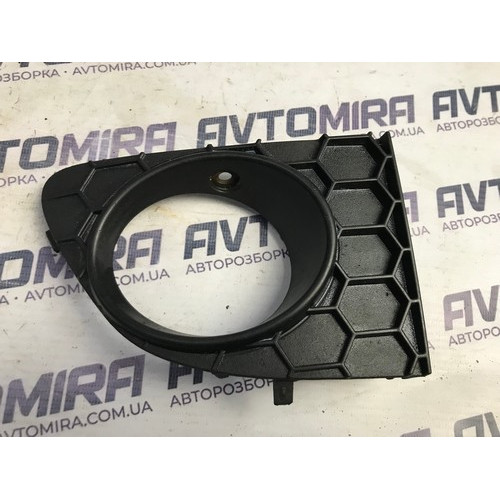 Рамка противотуманки правая Fiat Punto 2009-2011 735500138